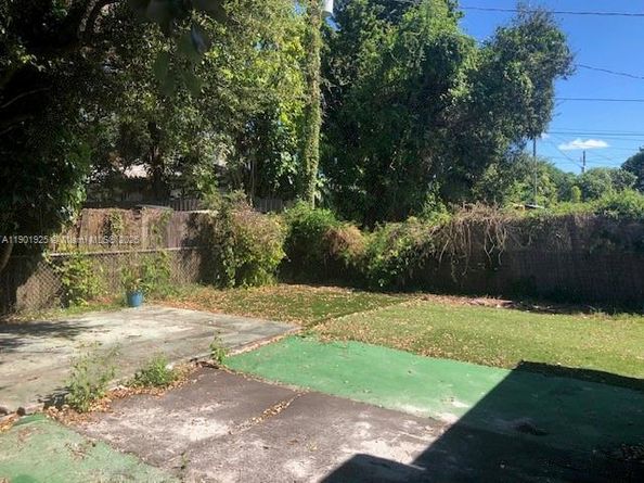 2951 NW 49th St, Miami FL 33142