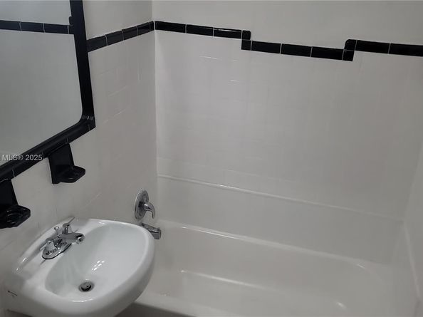 2951 NW 49th St, Miami FL 33142