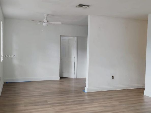 2951 NW 49th St, Miami FL 33142