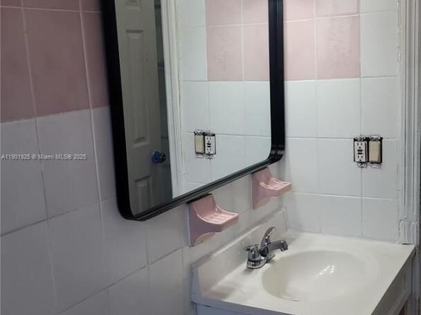 2951 NW 49th St, Miami FL 33142