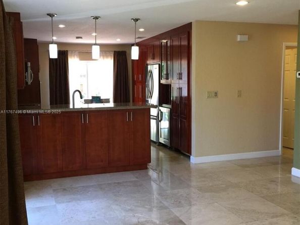 5717 NW 102nd Pl, Doral FL 33178