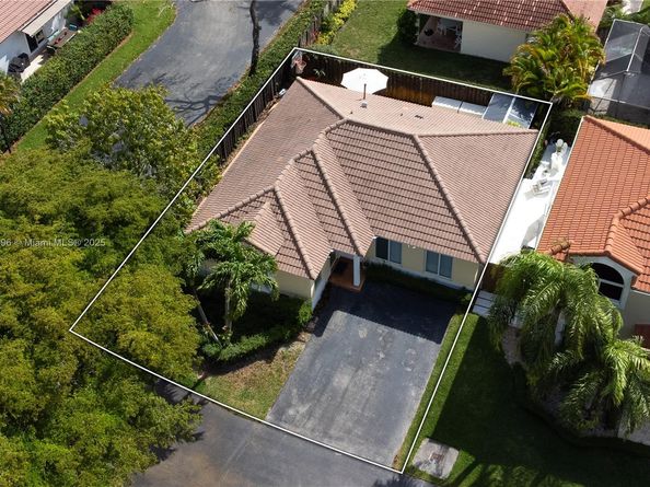 5717 NW 102nd Pl, Doral FL 33178