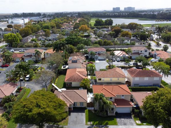 5717 NW 102nd Pl, Doral FL 33178