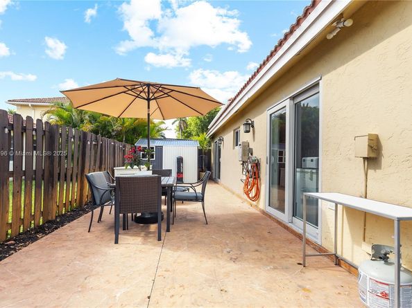 5717 NW 102nd Pl, Doral FL 33178