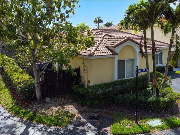 5717 NW 102nd Pl, Doral FL 33178