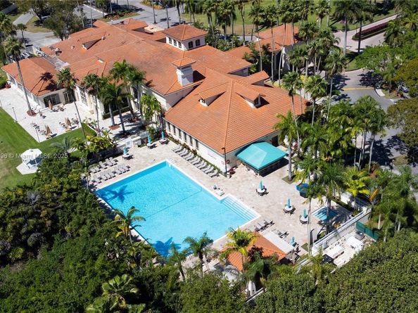 5717 NW 102nd Pl, Doral FL 33178