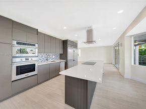 322 Lake Crest Ct, Weston FL 33326