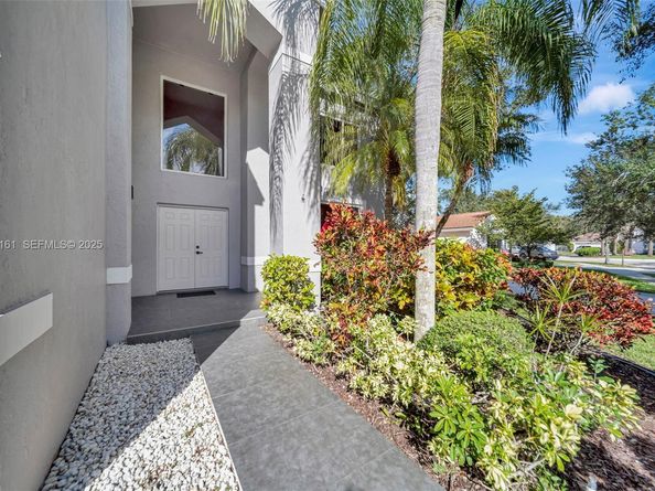 322 Lake Crest Ct, Weston FL 33326