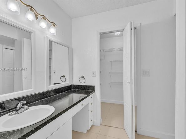 305 Lakeview Dr 104, Weston FL 33326