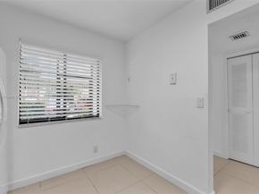 305 Lakeview Dr 104, Weston FL 33326