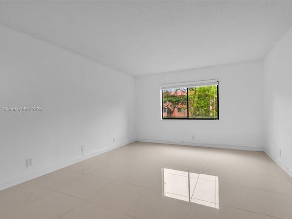305 Lakeview Dr 104, Weston FL 33326