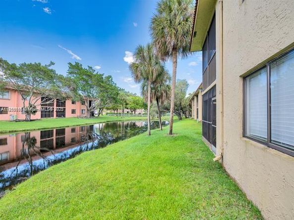 305 Lakeview Dr 104, Weston FL 33326