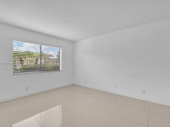 305 Lakeview Dr 104, Weston FL 33326