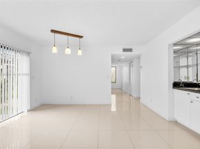 305 Lakeview Dr 104, Weston FL 33326