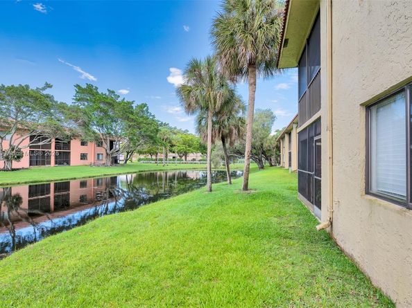 305 Lakeview Dr 104, Weston FL 33326