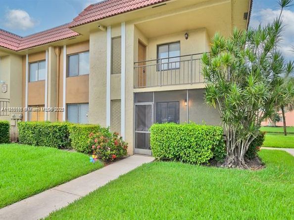 305 Lakeview Dr 104, Weston FL 33326