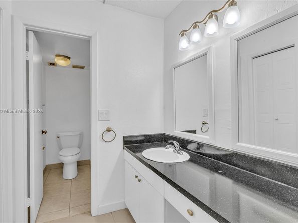 305 Lakeview Dr 104, Weston FL 33326
