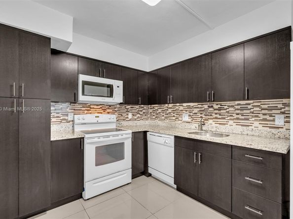 305 Lakeview Dr 104, Weston FL 33326