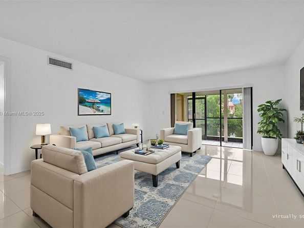 305 Lakeview Dr 104, Weston FL 33326