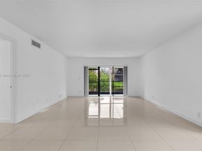 305 Lakeview Dr 104, Weston FL 33326