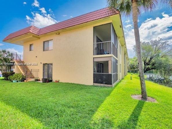 305 Lakeview Dr 104, Weston FL 33326