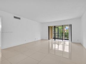 305 Lakeview Dr 104, Weston FL 33326