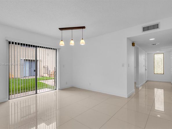 305 Lakeview Dr 104, Weston FL 33326