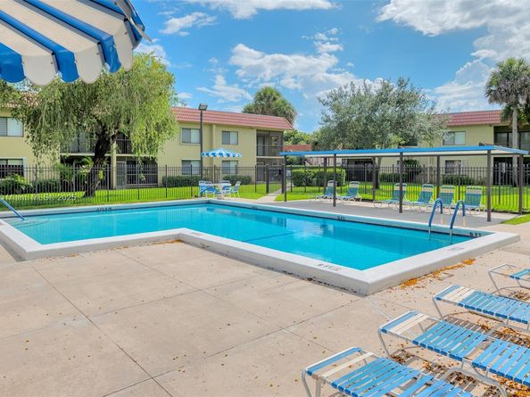 305 Lakeview Dr 104, Weston FL 33326