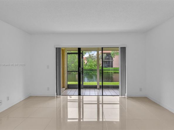 305 Lakeview Dr 104, Weston FL 33326