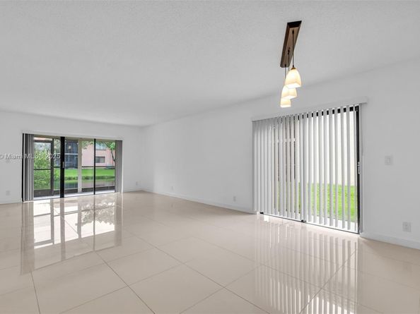305 Lakeview Dr 104, Weston FL 33326