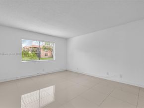 305 Lakeview Dr 104, Weston FL 33326