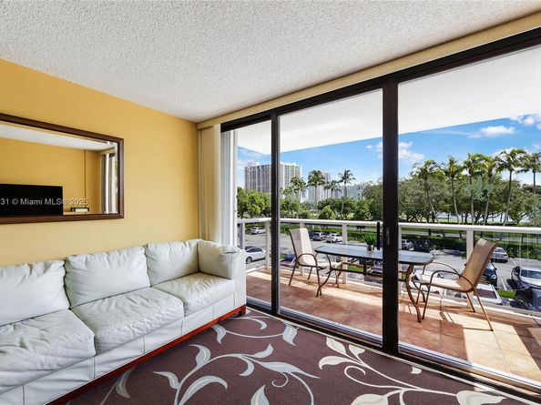 3675 N Country Club Dr 204, Aventura FL 33180