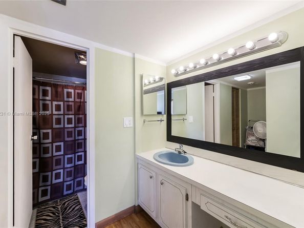 3675 N Country Club Dr 204, Aventura FL 33180