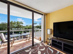 3675 N Country Club Dr 204, Aventura FL 33180
