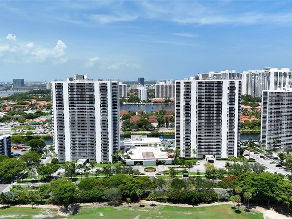 3675 N Country Club Dr 204, Aventura FL 33180
