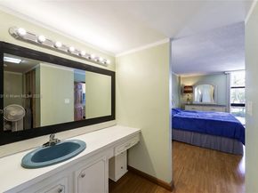 3675 N Country Club Dr 204, Aventura FL 33180