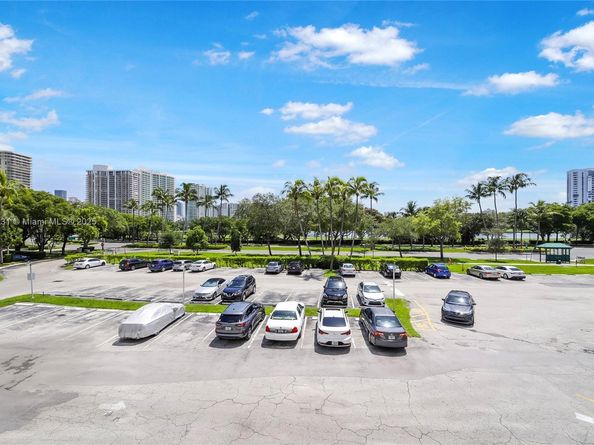 3675 N Country Club Dr 204, Aventura FL 33180