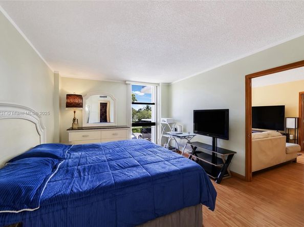 3675 N Country Club Dr 204, Aventura FL 33180