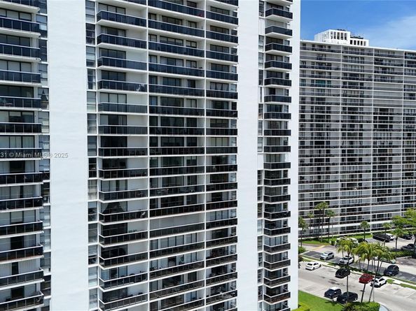 3675 N Country Club Dr 204, Aventura FL 33180