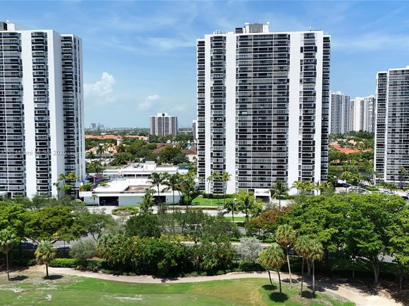 3675 N Country Club Dr 204, Aventura FL 33180