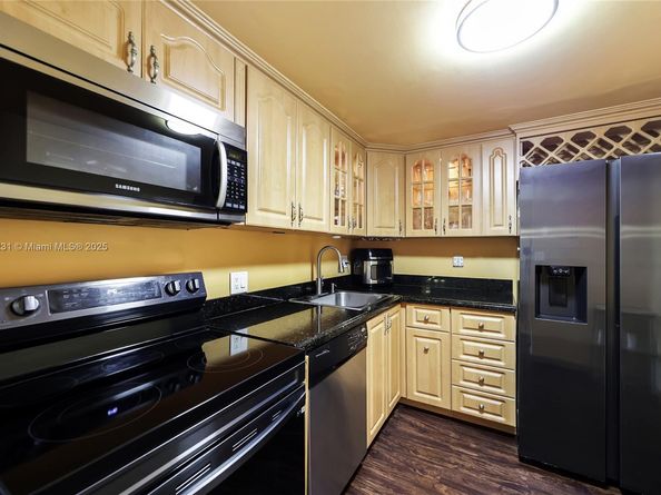 3675 N Country Club Dr 204, Aventura FL 33180