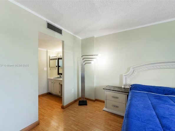 3675 N Country Club Dr 204, Aventura FL 33180