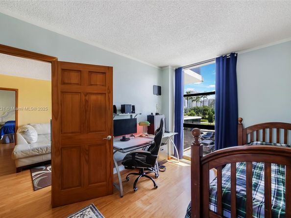 3675 N Country Club Dr 204, Aventura FL 33180