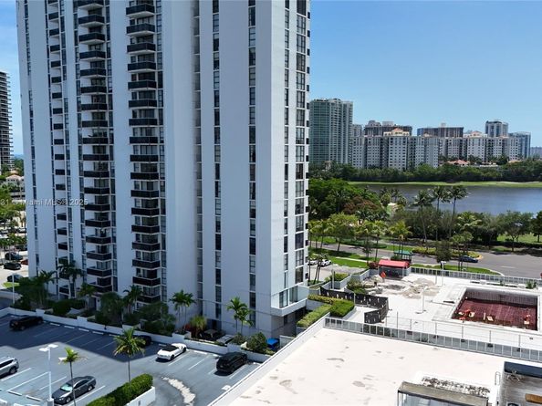 3675 N Country Club Dr 204, Aventura FL 33180