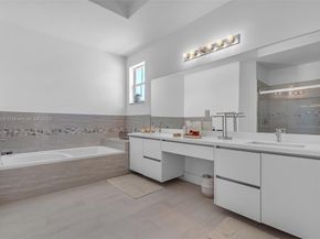 8467 NW 110th Pl, Doral FL 33178