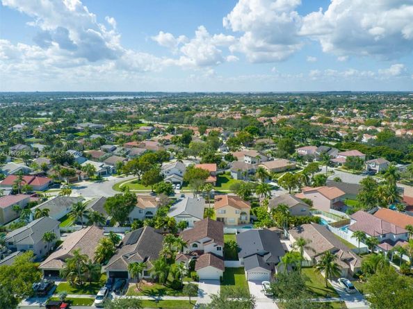 862 SW 176th Ave, Pembroke Pines FL 33029