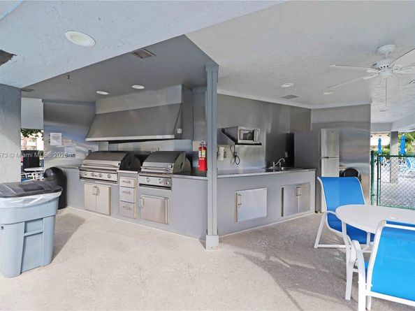 361 S Hollybrook Dr 102, Pembroke Pines FL 33025