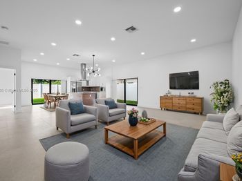 1041 W Lakewood Rd