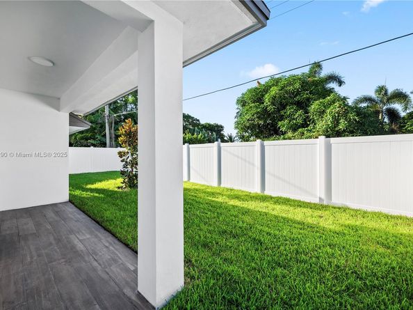 1041 W Lakewood Rd, West Palm Beach FL 33405