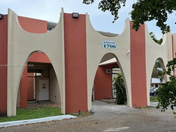 1700 NE 191st St 105, Miami FL 33179